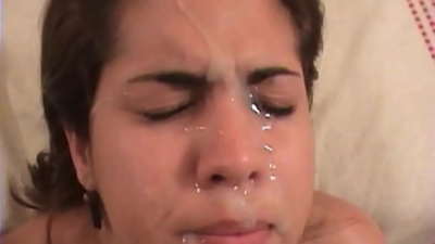 Brunette sabiħa Latina għandha sess mhux maħdum